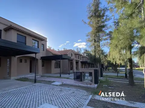 CASA / DEPARTAMENTO 3 DORMITORIOS VENTA FISHERTON ROSARIO CONDOMINIO