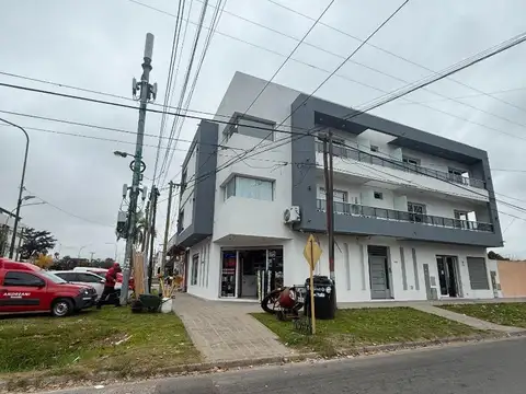 Semipiso todo frente, sobre 137 esquina 42, desocupado