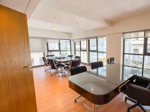 | Venta |  oficina | Sala de reuniones | 3 despachos | 3 baños | cocina |