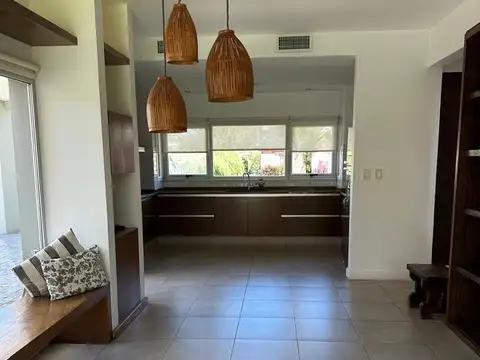 Casa en Alquiler con 2 cocheras