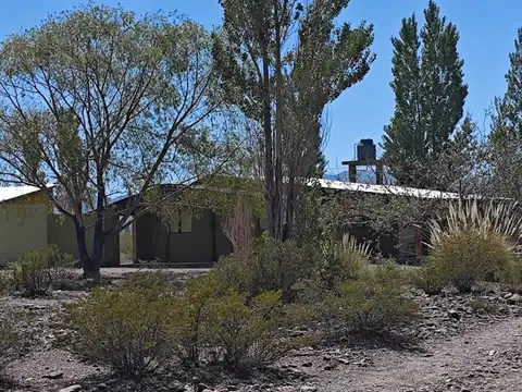 Casa 100 m2 más garaje y galpón en terreno de 5300m2 - Frentista a la Ruta 149
