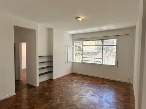 EXCELENTE  Y AMPLIO 3 AMBIENTES CON PATIO, MUY LUMINOSO. MUY BUENA UBICACIÓN 