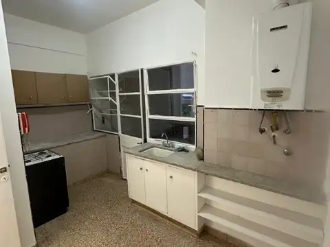 EXCELENTE  Y AMPLIO 3 AMBIENTES CON PATIO, MUY LUMINOSO. MUY BUENA UBICACIÓN 