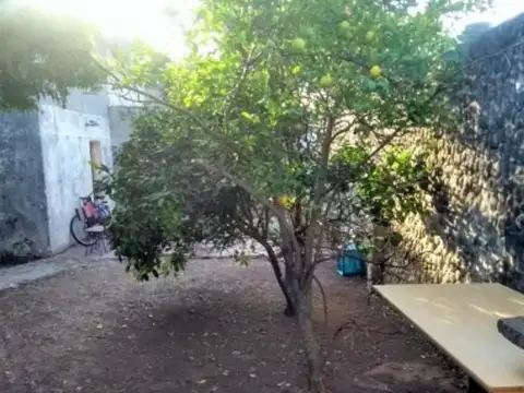 Italia 3700, Dos dormitorios, local, amplio terreno.