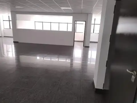 Oficina en Alquiler con 2 cocheras