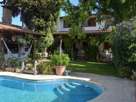 VENTA CASA 5 AMBIENTES CON PISCINA, HURLINGHAM