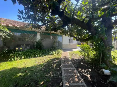 Casa de 3 ambientes con pileta y quincho en Castelar Norte