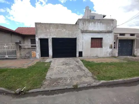 VENTA CASA 3 AMB JARDIN COCHERA LANÚS