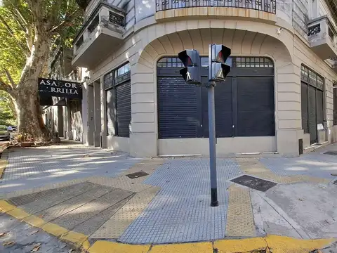 Local - Galpón - Depósito de 120 m2 sobre Esquina en Barracas  - VENTA