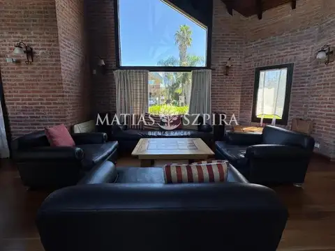 Casa en Venta con 2 cocheras