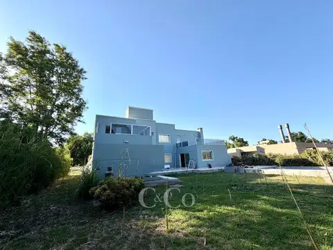 Casa 8 ambientes con 3 baños