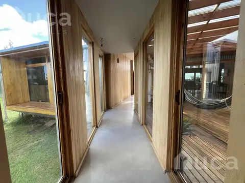 VENTA y ALQUILER ANUAL | CASA NUEVA de Increible Diseño en Magico entorno natural sobre Laguna