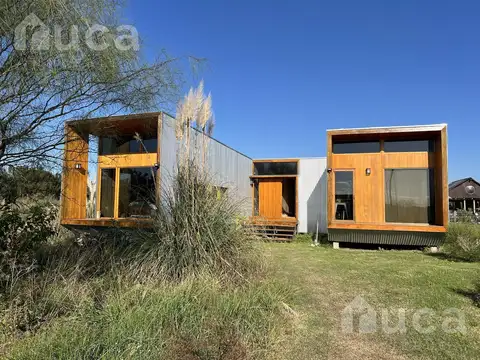 VENTA | CASA NUEVA de Increible Diseño en Magico entorno natural sobre Laguna