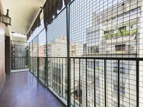 Departamento al frente. Tres ambientes con dependencias. Piso alto, muy luminoso