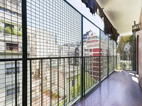 Departamento al frente. Tres ambientes con dependencias. Piso alto, muy luminoso