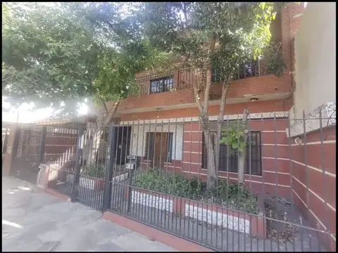 CASA EN VENTA 4 AMBIENTES COCHERA LOMAS DE ZAMORA