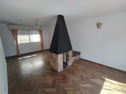 Departamento dos dormitorios con balcón al frente en alquiler - Suipacha al 1300