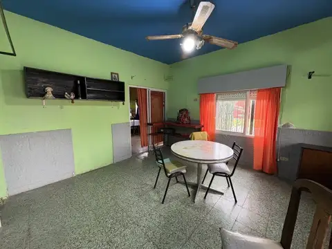 Casa 6 ambientes con 2 baños