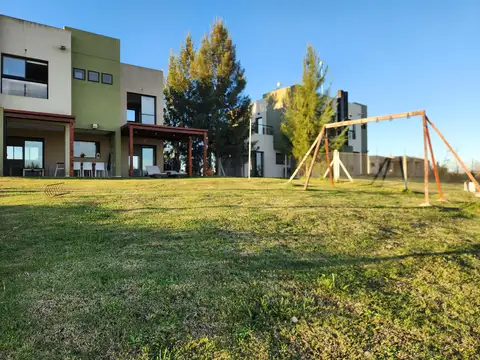 Casa de 3 dormitorios con costa de lago en Club de Campo La Faustina