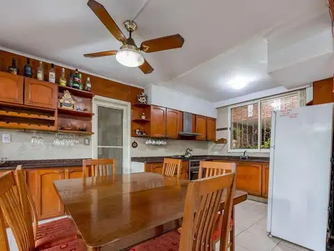 Casa en Alquiler con 2 cocheras