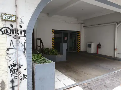 Cochera en calle Juan Bautista Alberdi 1563, entre Maipú y Juan de Garay