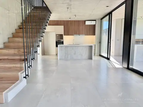 Casa 6 ambientes con 5 baños
