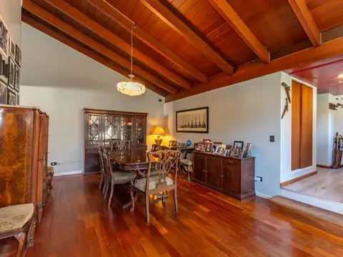 Casa en Venta con 4 cocheras