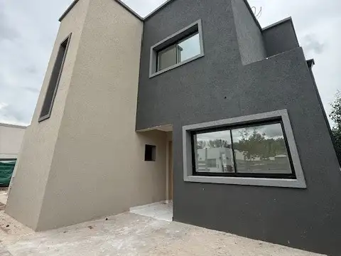 Moderna Casa de 6 Ambientes a Estrenar con financiación directa