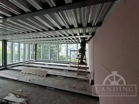 Oficina en alquiler 110 m2 planta libre con piso técnico y con 5 cocheras. Posibilidad de anexar mts