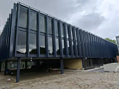 Oficina en alquiler 110 m2 planta libre con piso técnico y con 5 cocheras. Posibilidad de anexar mts