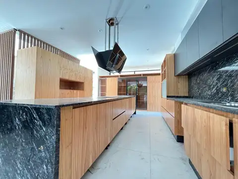 Casa en Venta con 3 cocheras
