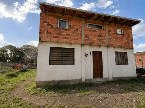 VENTA TERRENO CON CASA EN CONTRUCCIÓN / F.U.Camet