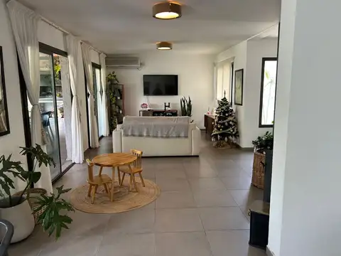 Casa 12 ambientes con 2 baños