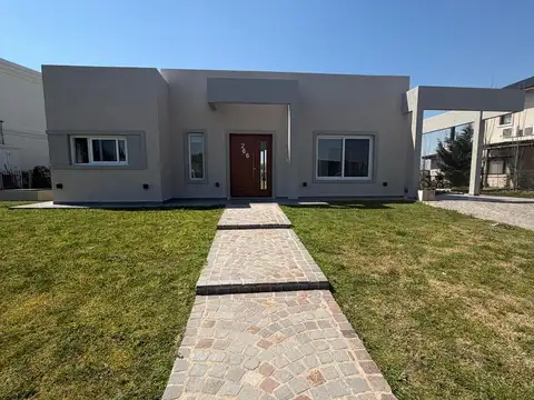 Casa 4 ambientes con 2 baños