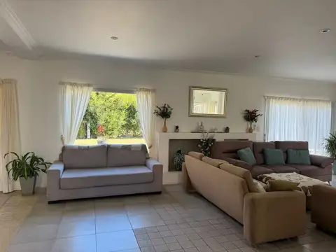 Casa en Venta con 4 cocheras