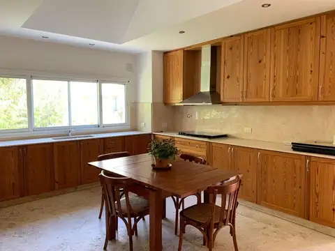 Casa 7 ambientes con 4 baños