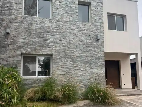 VENTA CASA, 4 AMBIENTES, BARRIO LOS OLIVARES