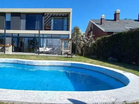 Casa 5 ambientes con 4 baños