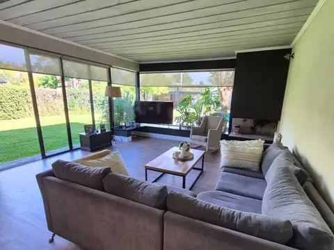 Hermosa y moderna casa a la venta en barrio con portón