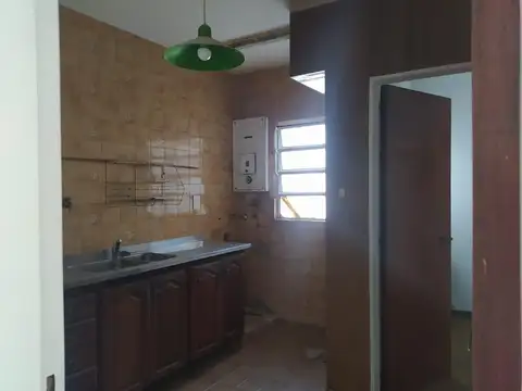 Depto: 3 ambientes amplios al frente con balcón y dependencias de servicio. Baño y toilette.-