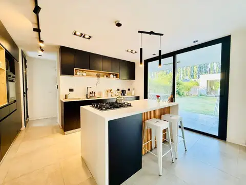 Casa 7 ambientes con 3 baños