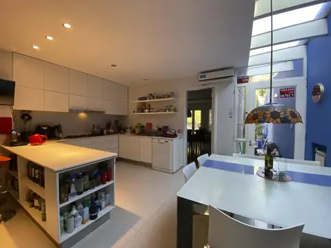 Casa en Venta con 2 cocheras