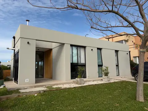 Venta Casa, fondo a verde Sta. Elena Pilar del Este al 5500