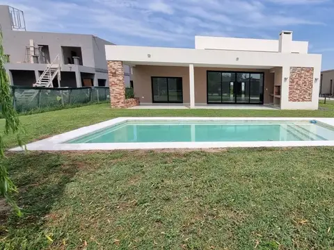 Casa a estrenar. Equipada. Piscina. Todo luz