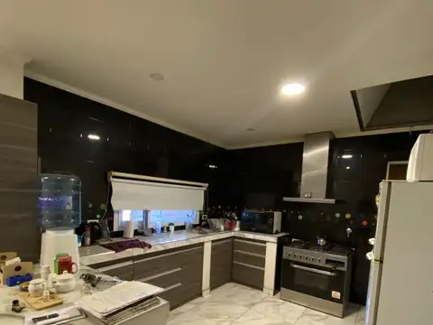 Casa 6 ambientes con 2 baños