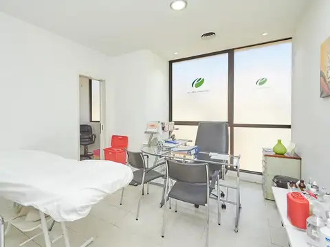 Oficina 6 ambientes con 5 baños