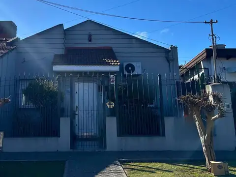 Casa en  venta de 4 amb apta crédito con parque, piscina y garaje