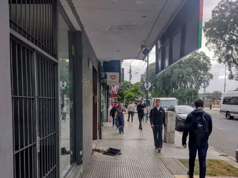 ALQUILER LOCAL EN LINIERS CON DEPOSITO Y SOTANO, APTO VARIOS RUBROS CON DARSENA