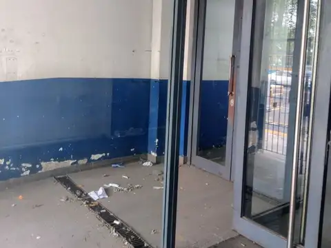 ALQUILER LOCAL EN LINIERS CON DEPOSITO Y SOTANO, APTO VARIOS RUBROS CON DARSENA