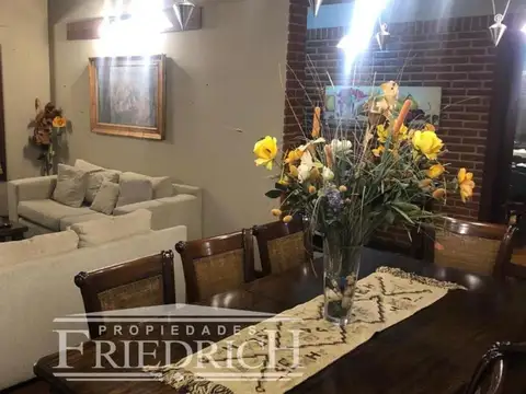 Casa en Alquiler con 7 cocheras